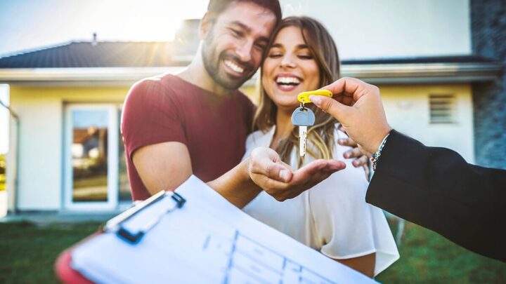 O desejo pela casa própria vai além da segurança financeira; é uma busca por pertencimento e construção de sonhos (Imagem: DavideAngelini | Shutterstock)