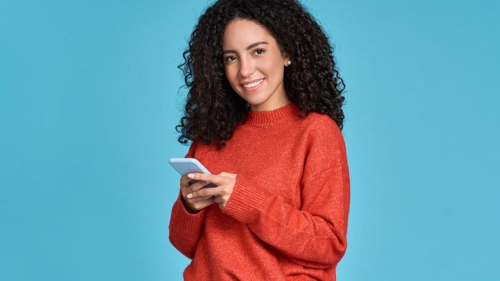 O uso excessivo de celular pode causar problemas ortopédicos (Imagem: insta_photos | Shutterstock)