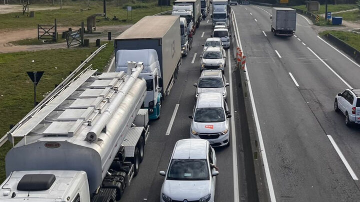 Tempo de espera já passa de 2h, segundo motoristas. (Foto: Cristian Delosantos/CBN Floripa)