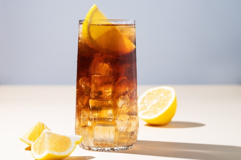 Chá gelado de erva-cidreira com limão (Imagem: Buntovskikh Olga | Shutterstock)