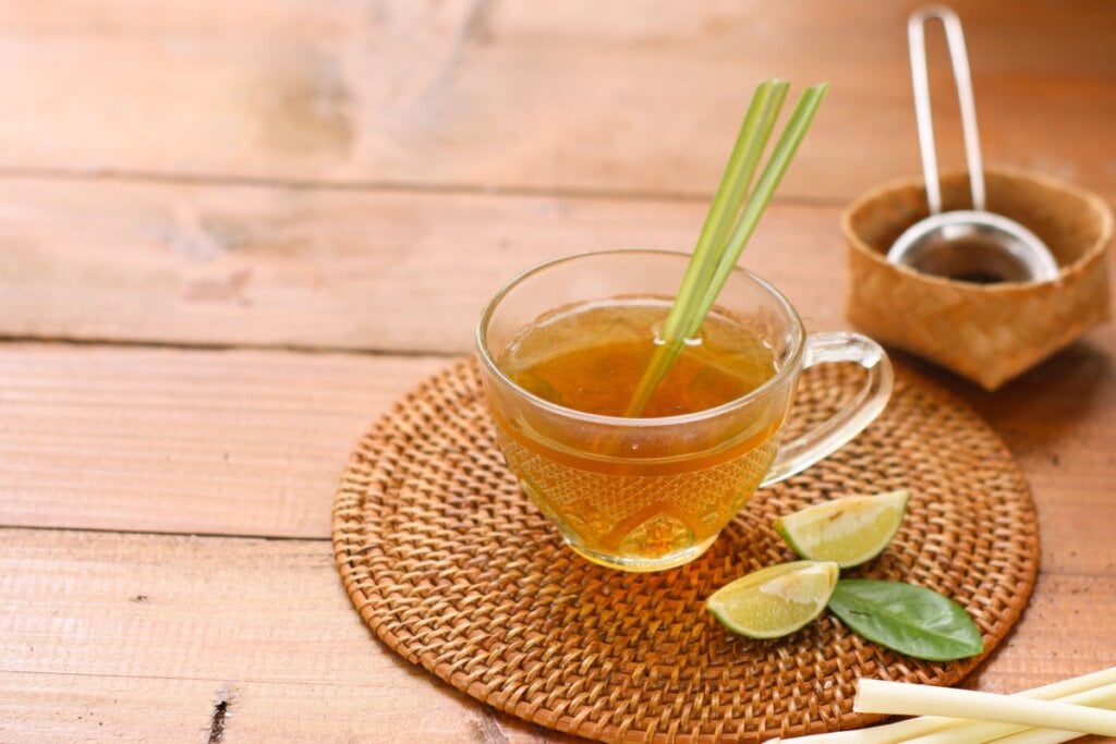 Chá de limão e capim-santo (Imagem: Elvita salman | Shutterstock)