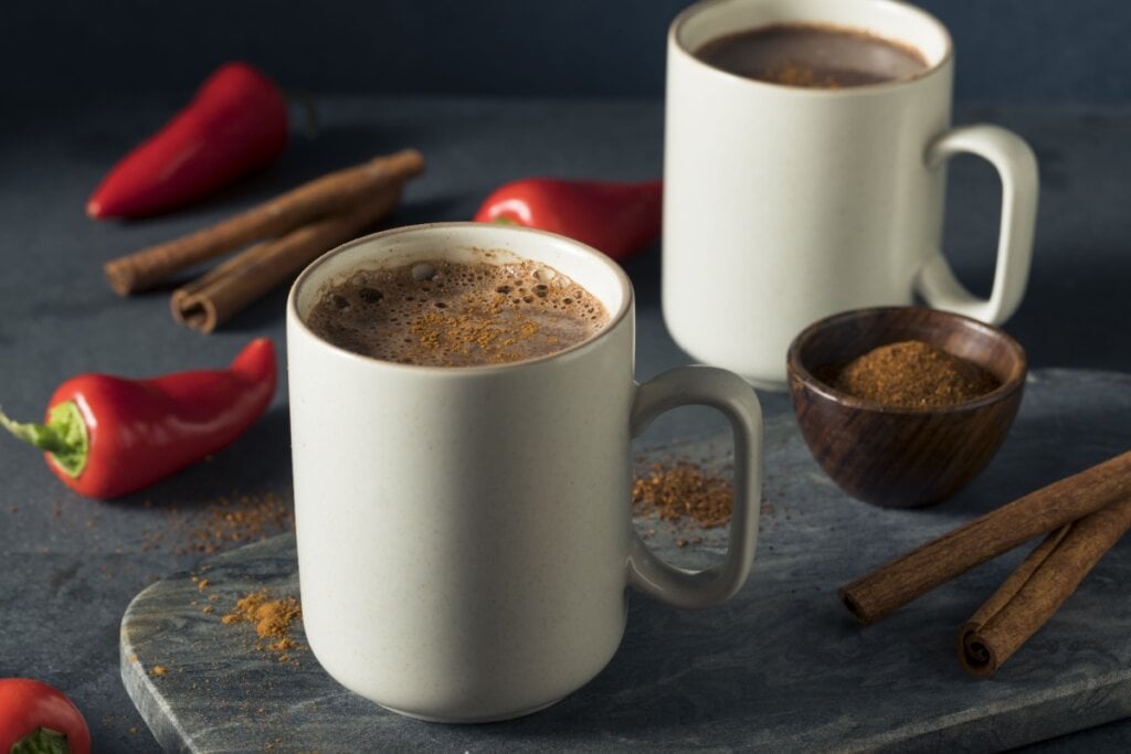 Chocolate quente com pimenta e especiarias (Imagem: Brent Hofacker | Shutterstock)
