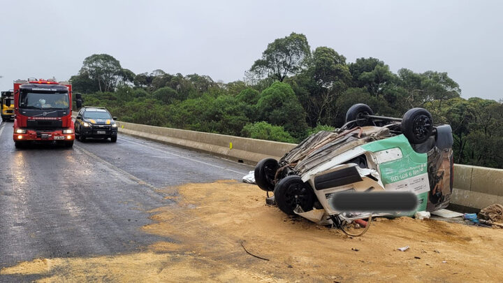Colisão entre carro e caminhão deixa duas pessoas mortas na BR-282, em Lages