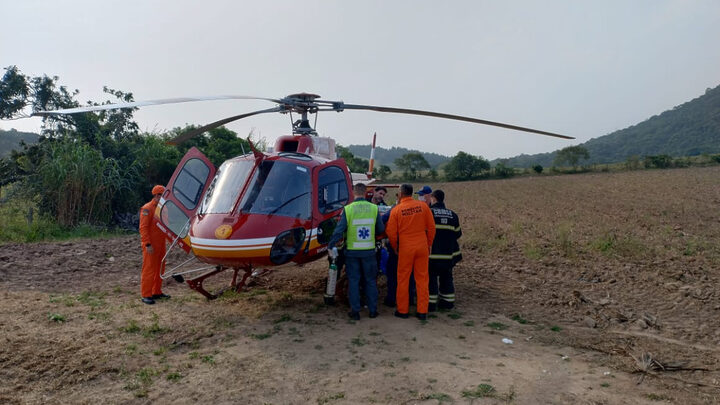Colisão entre ônibus e moto mobiliza resgate de vítimas em helicóptero em Biguaçu