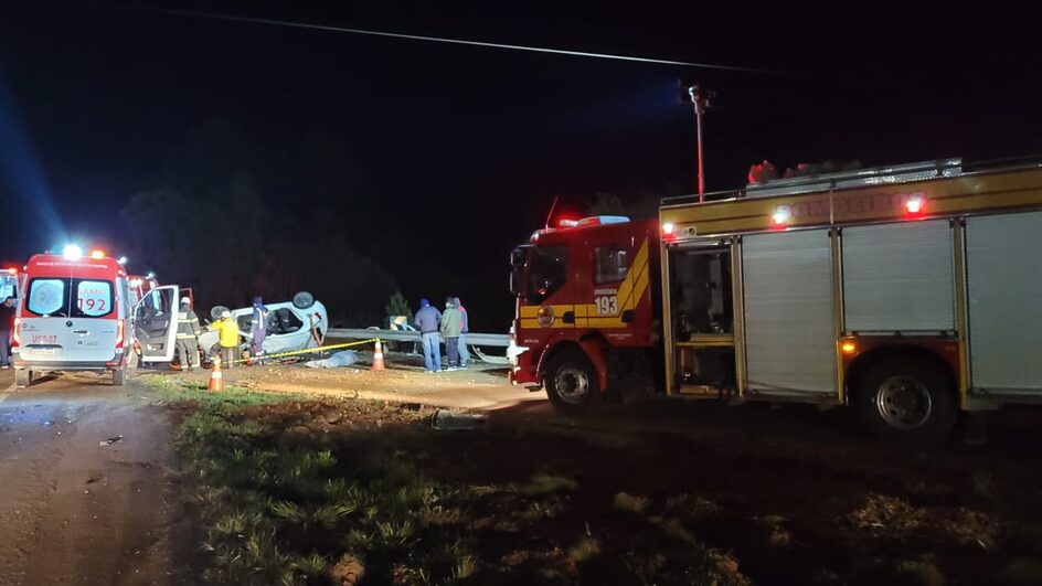 Colisão frontal entre táxi e caminhão deixa motorista morto na BR-116 em SC