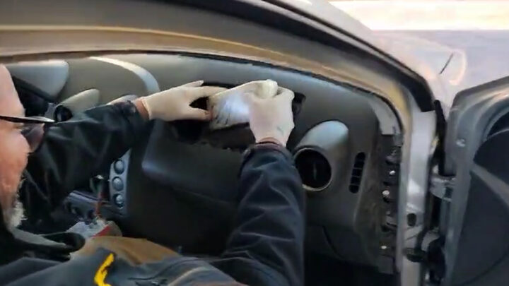 Detalhe chama atenção e policiais descobrem carro recheado de maconha em SC