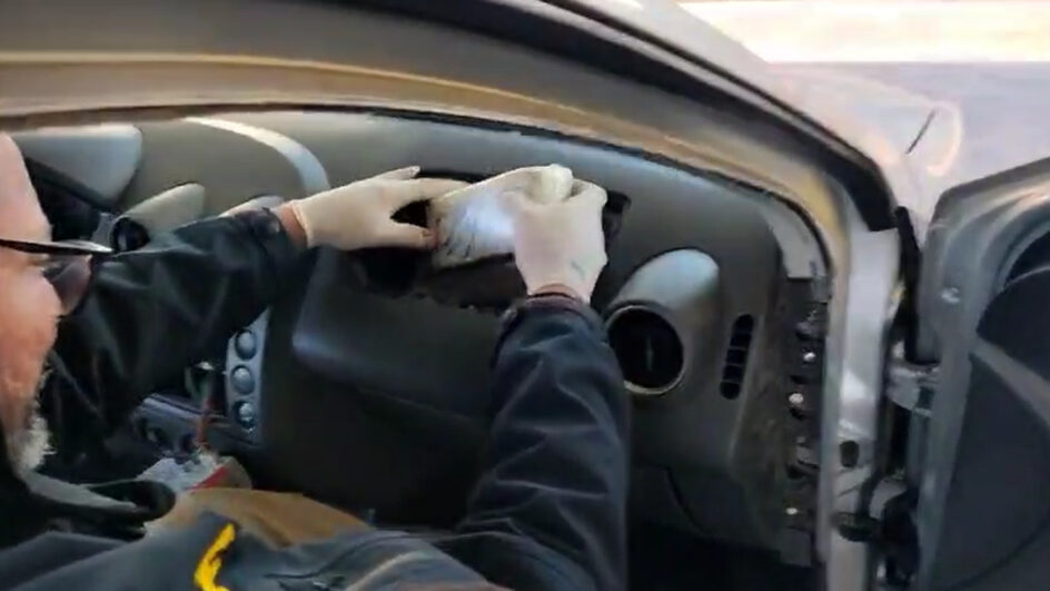 Detalhe chama atenção e policiais descobrem carro recheado de maconha em SC