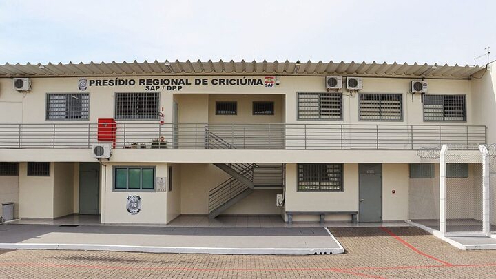 Detento agrediu outro detento com socos e chutes.
