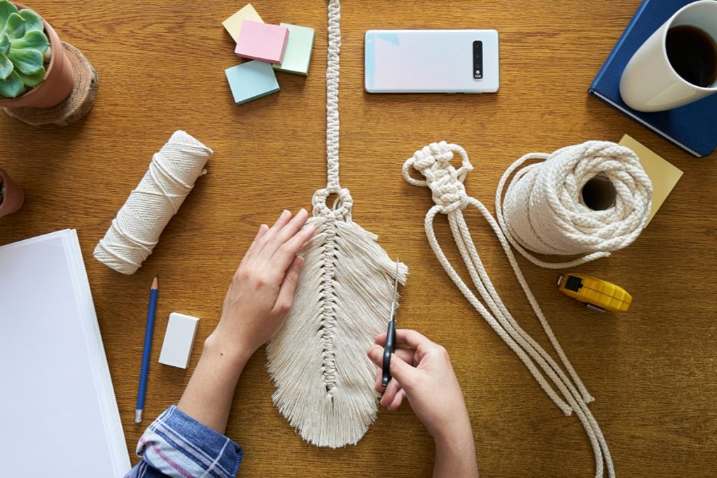 Fazer em casa convite, decoração ou lembrancinha é uma boa forma de economizar e dar o toque do casal à cerimônia (Imagem: Mario Hugo Calvo | Shutterstock)