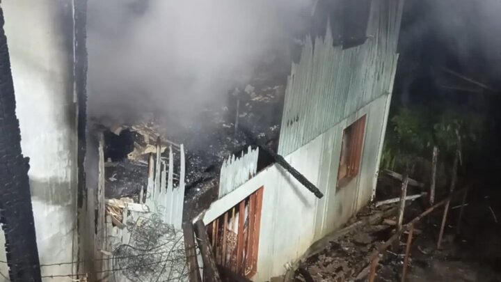 Incêndio atingiu casa no meio-oeste de SC e deixou duas pessoas mortas.