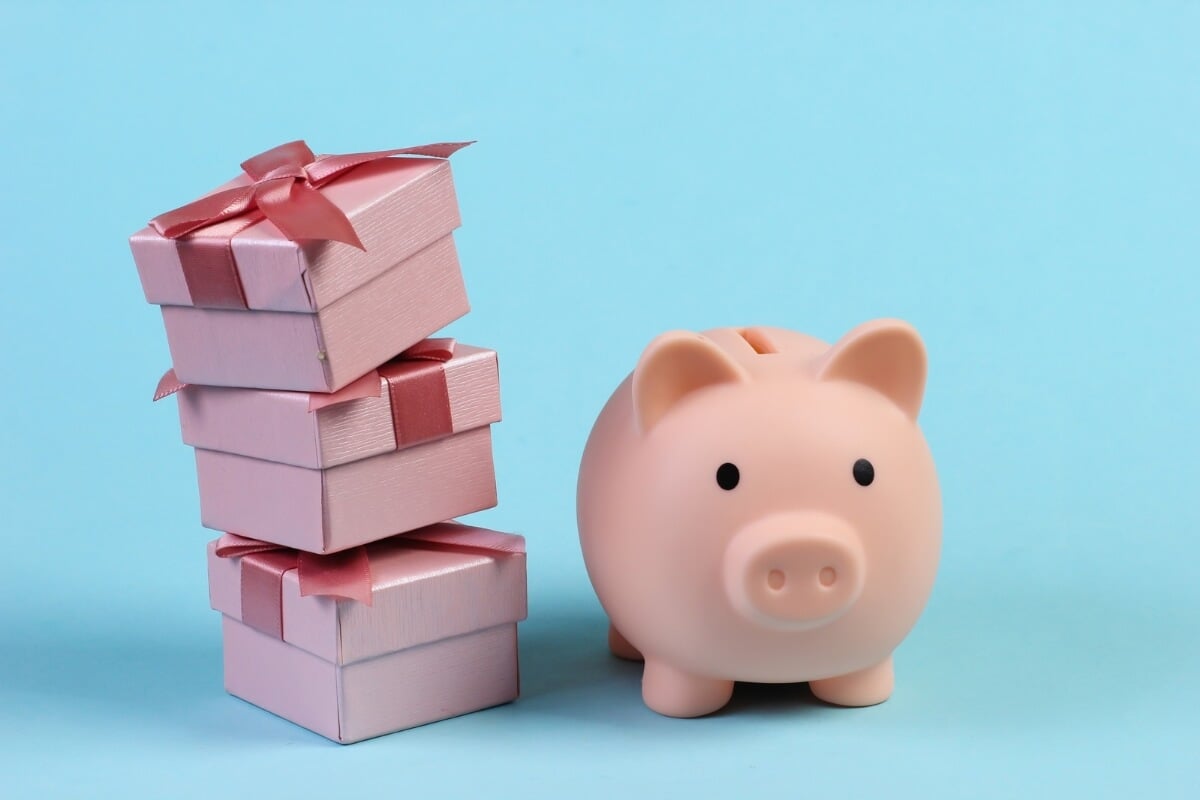 Economizar de forma estratégica e planejada é uma das formas de presentear os pais sem entrar no vermelho no fim do mês (Imagem: Vladimir Sukhachev | Shutterstock)