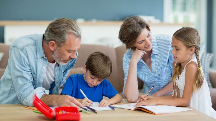 Educação positiva favorece o desenvolvimento das crianças (Imagem: WBMUL | Shutterstock)