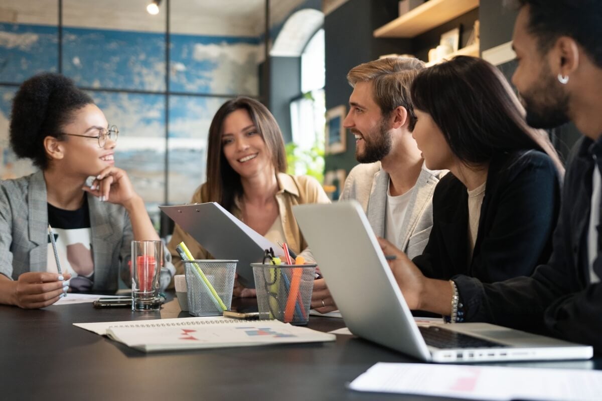 Delegar tarefas de gerenciamento aumenta a eficiência da empresa (Imagem: OPOLJA | Shutterstock)