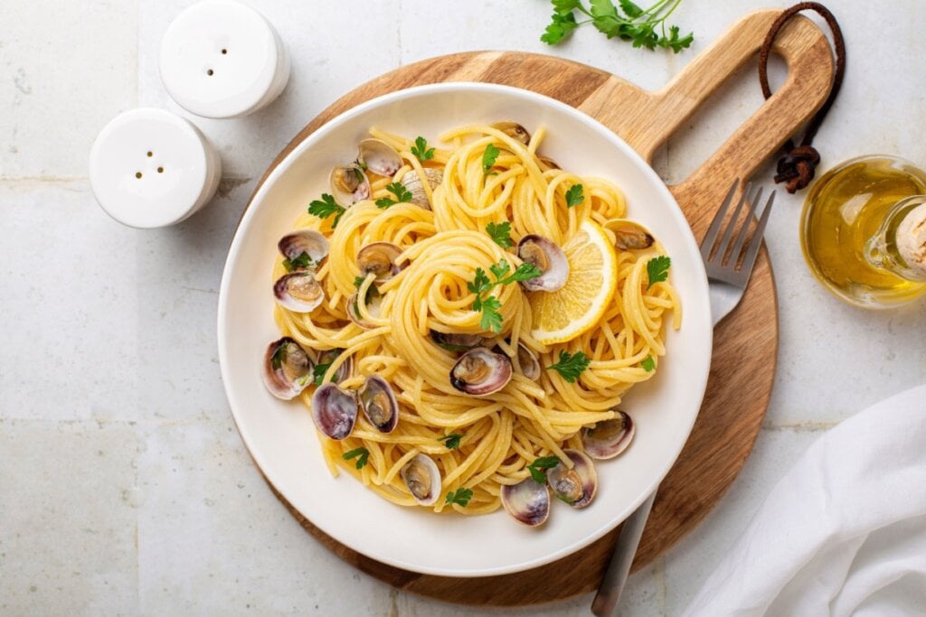 Espaguete ao alho e óleo com vôngole (Imagem: OlgaBombologna | Shutterstock)
