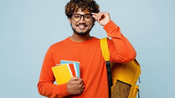 A inclusão de álbuns de música em listas de obras para vestibulares reforça que o repertório cultural vai além dos livros (Imagem: ViDI Studio | Shutterstock)