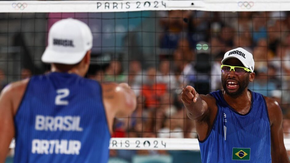 Evandro e Arthur estão nas quartas de final do Vôlei de Praia em Paris 2024 (Foto: Luiza Moraes, COB)