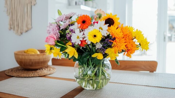 Seguir alguns truques simples ajuda a prolongar  a vida útil das flores (Imagem: Okrasiuk | Shutterstock)