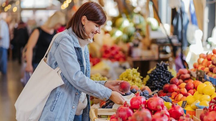 Comprar frutas sazonais favorece o bolso e a saúde (Imagem: Igisheva Maria | Shutterstock)