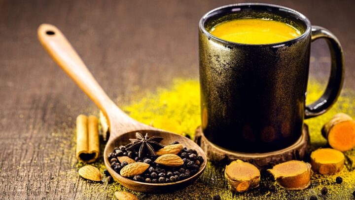 Golden milk com cúrcuma (Imagem: RHJPhtotos | Shutterstock)
