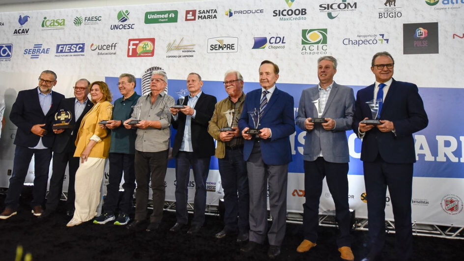 Homenageados e diretores da ACI
