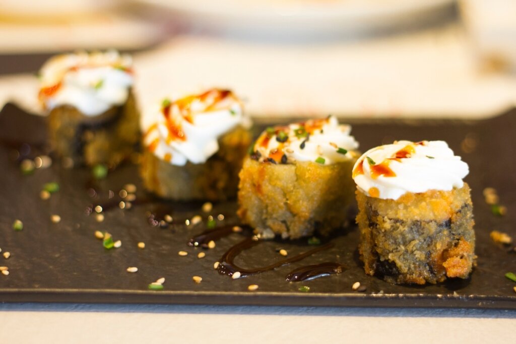 Sushi empanado (Imagem: Sasha Bulletti | Shutterstock)