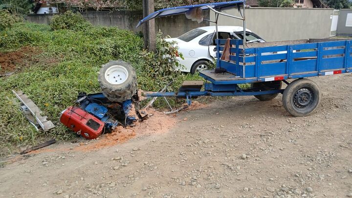 Acidente entre microtrator e carro deixou uma pessoa gravemente ferida.