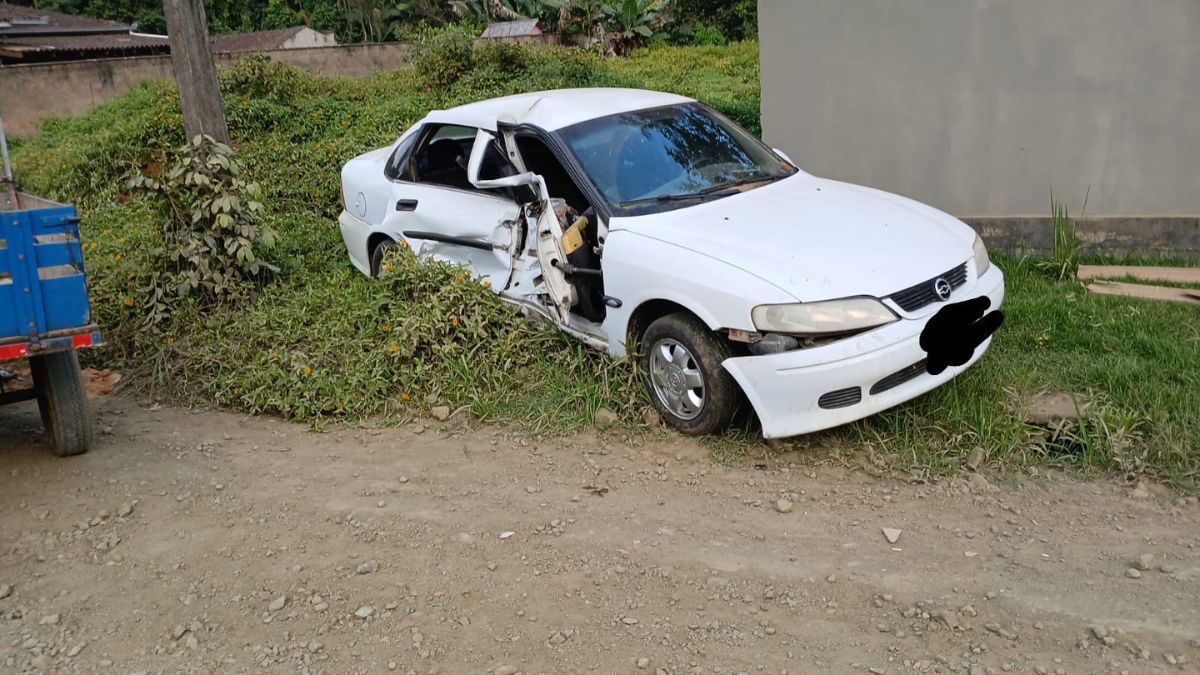 Acidente entre microtrator e carro deixou uma pessoa gravemente ferida.