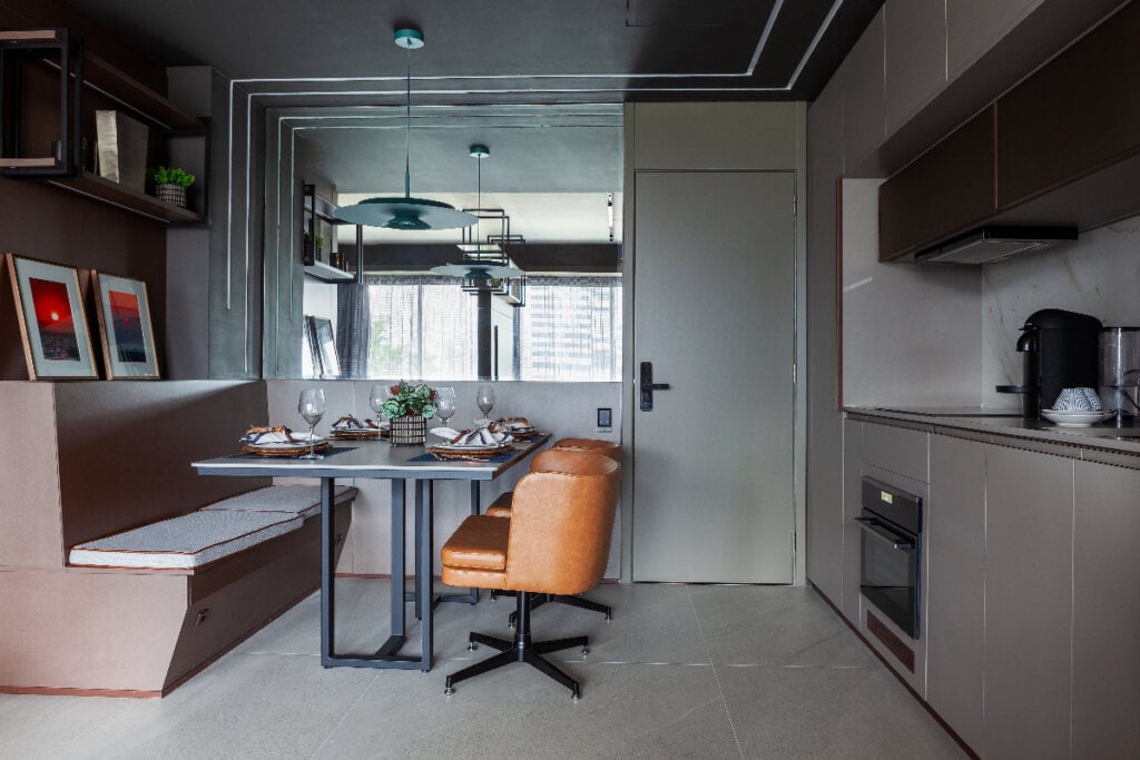 A porta com dobradiças pode ser lisa ou trabalhada e fica bem tanto em cores neutras quanto em tonalidades fortes (Projeto: Infinity Spaces Arquitetura e Interiores | Imagem: Dotta Photo)