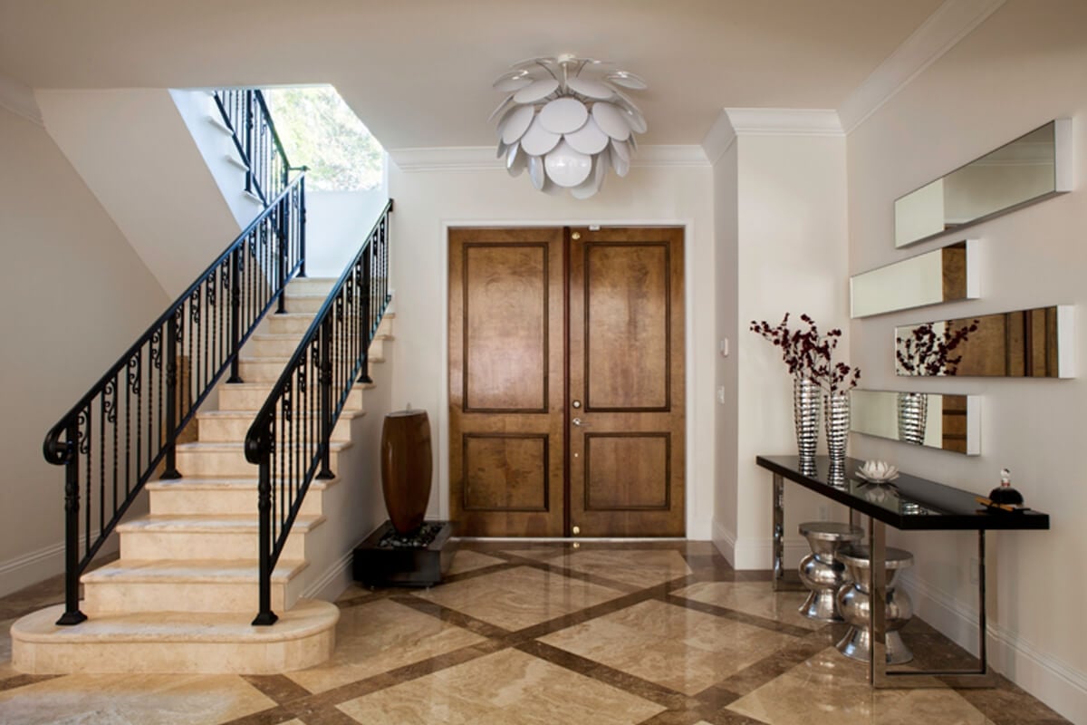 A escolha ideal da porta de entrada é essencial para refletir o estilo pessoal da casa (Projeto: Infinity Spaces Arquitetura e Interiores | Imagem: Dotta Photo)