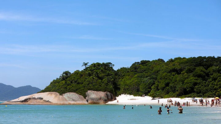 Jovem que estava desaparecido após travessia da Ilha do Campeche, em Florianópolis, é encontrado