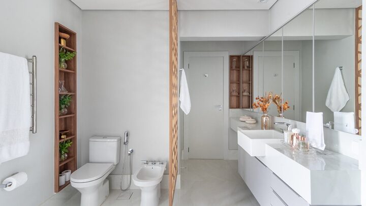 O  bidê e a ducha higiênica oferecem diferentes benefícios no banheiro (Projeto: Isabella Nalon Arquitetura | Imagem: Julia Herman)