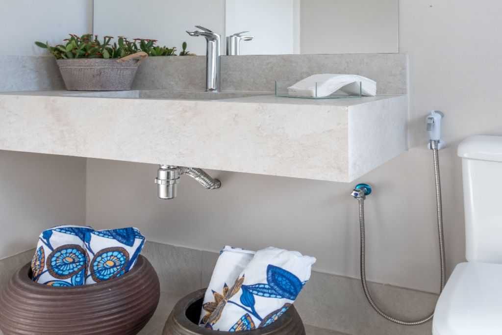 A instalação de um bidê ou ducha higiênica exige planejamento cuidadoso (Projeto: Isabella Nalon Arquitetura | Imagem: Julia Herman)