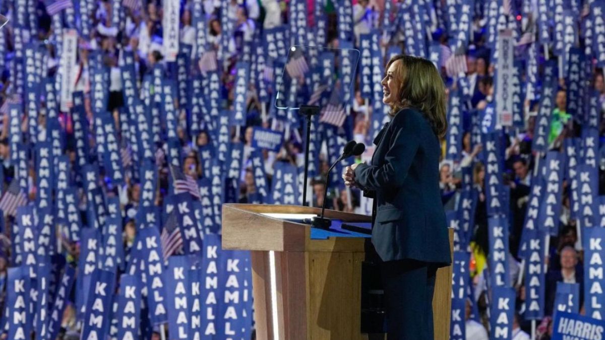 Kamala prega união dos EUA e ataca Trump em discurso no último dia de convenção
