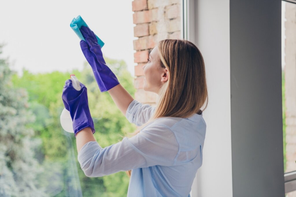 Limpar e cobrir os itens do imóvel reduz possíveis danos (Imagem: Roman Samborskyi | Shutterstock)