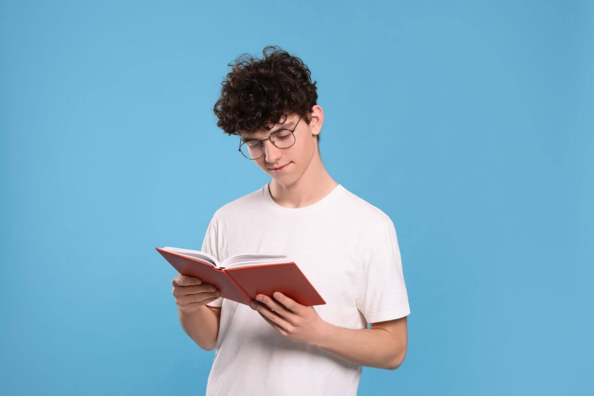 Livros juvenis trazem experiências e percepções que enriquecem o repertório para a redação (Imagem: New Africa | Shutterstock)
