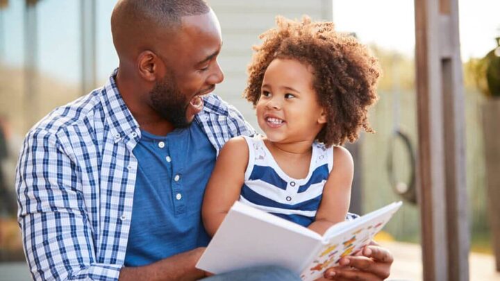 Por meio dos livros, as tradições folclóricas são passadas para novas gerações (Imagem: Monkey Business Images | Shutterstock)