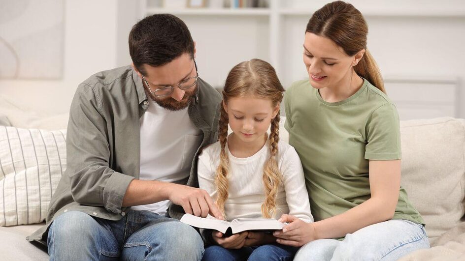 Livros estimulam o aprendizado enquanto as crianças se divertem (Imagem: New Africa | Shutterstock)