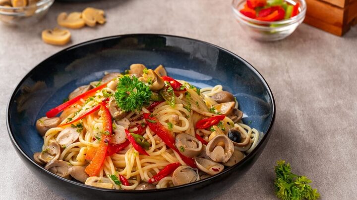Macarrão ao alho e óleo com cogumelo (Imagem: Michaelnero | Shutterstock)