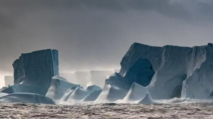Maior iceberg do mundo cai em armadilha que faz ele girar e adiar morte