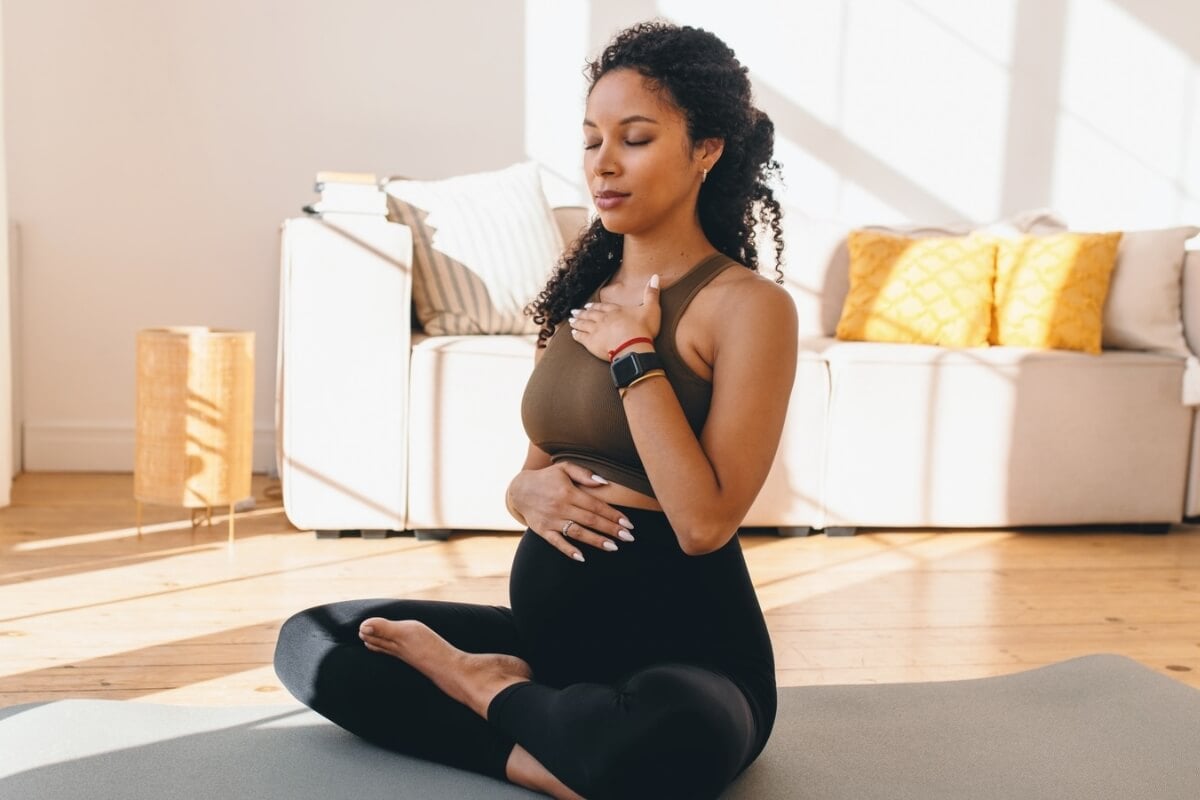 Meditação na gravidez aumenta a percepção positiva do parto (Imagem: shurkin_son | Shutterstock)