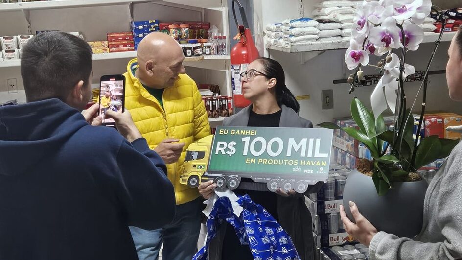 Moradora do Norte de SC é surpreendida no dia do casamento com caminhão premiado