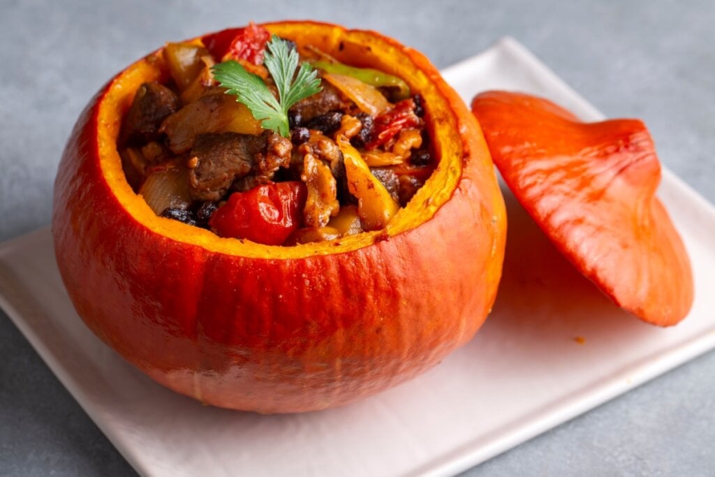 Moranga recheada com carne e vegetais (Imagem: Esin Deniz | Shutterstock)