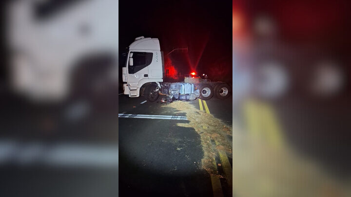 Motociclista morre após colidir contra caminhão no Oeste de SC