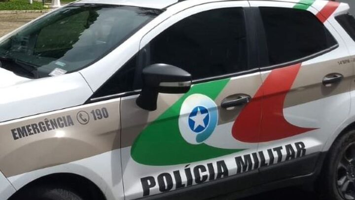 Polícia Militar registrou um cano inusitado na cidade de Jaraguá do Sul. após motorista alcoolizado quase colidir com viatura da PM.