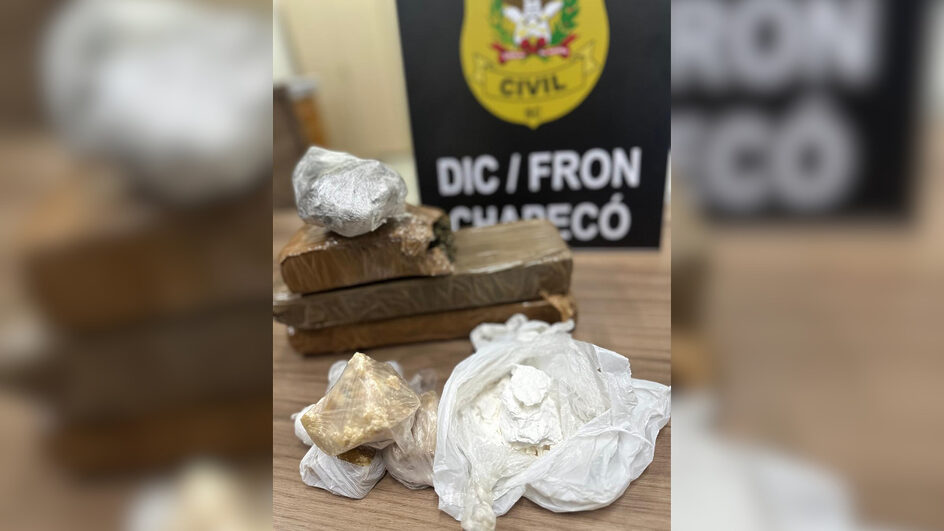 Mulher é presa após chamar carro de aplicativo para traficar drogas em SC