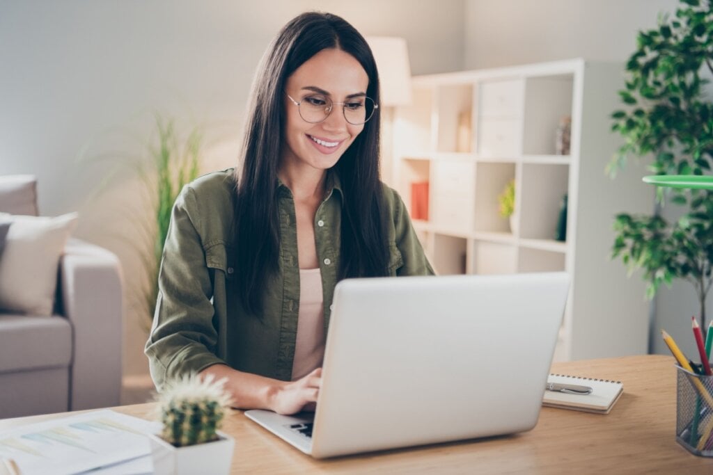 Esse profissional trabalha avaliando e desenvolvendo políticas públicas (Imagem: Roman Samborskyi | Shutterstock)