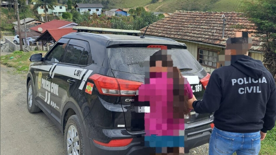 Mulher presa acusada de filmar o abuso sexual da filha (Foto Delegacia de Bom Retiro, Divulgação)