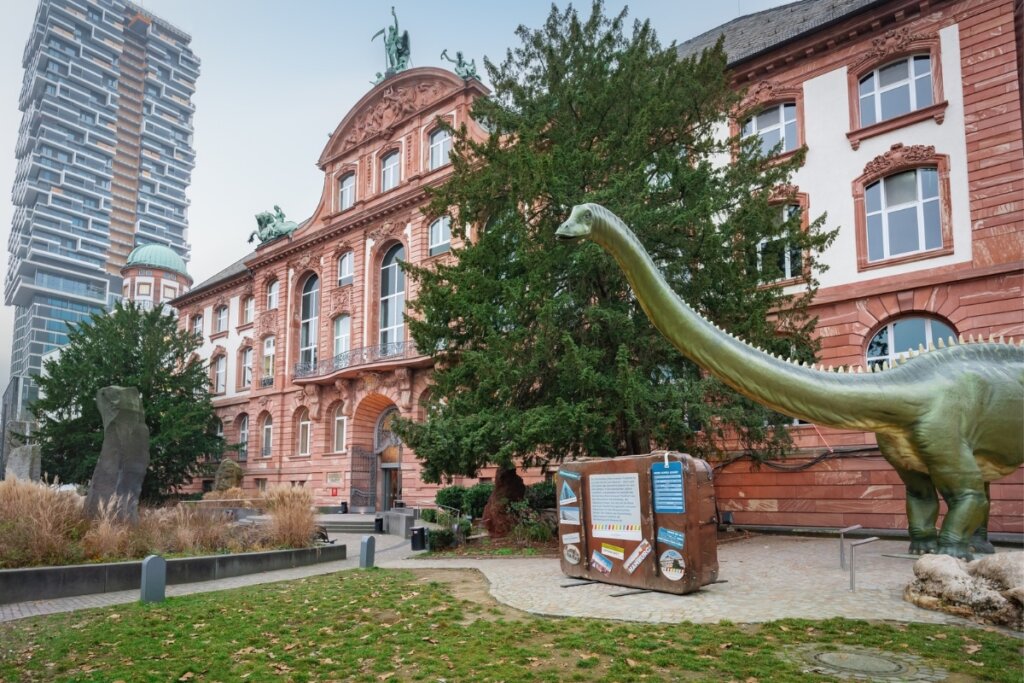 O Museu de Senckenberg tem uma coleção de fósseis, esqueletos de dinossauros e exposições temáticas de fazer inveja (Imagem: Diego Grandi | Shutterstock)