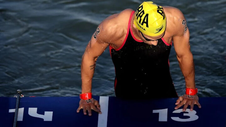 Nadador brasileiro abandona prova da maratona aquática em Paris 2024