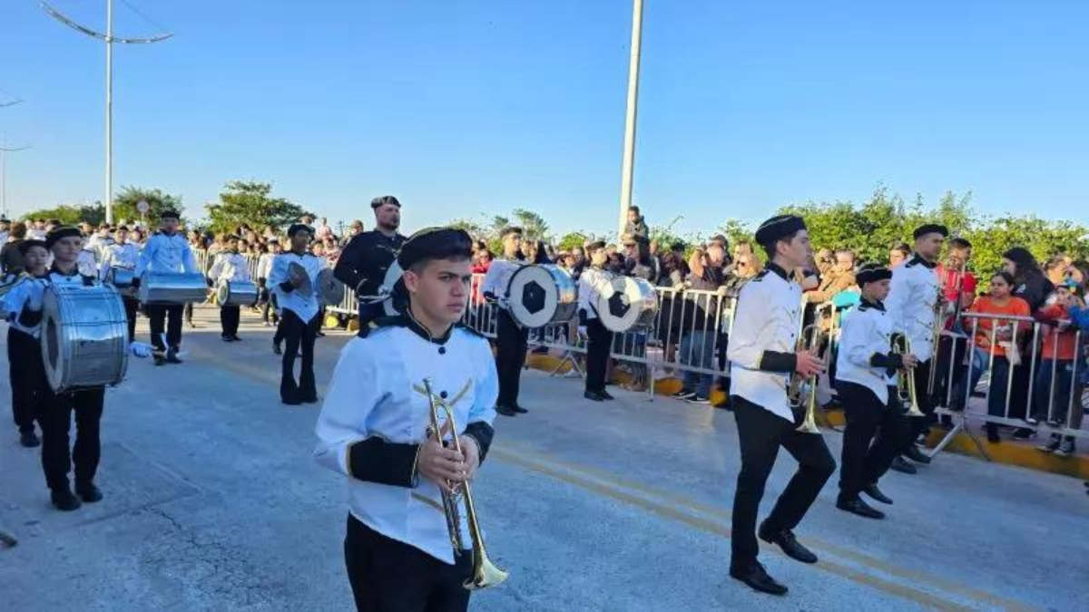 Navegantes celebra aniversário de 62 anos com desfile e música